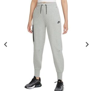 Nike Tech Fleece Jogger Sweats in Gray Women’s Size (XS)